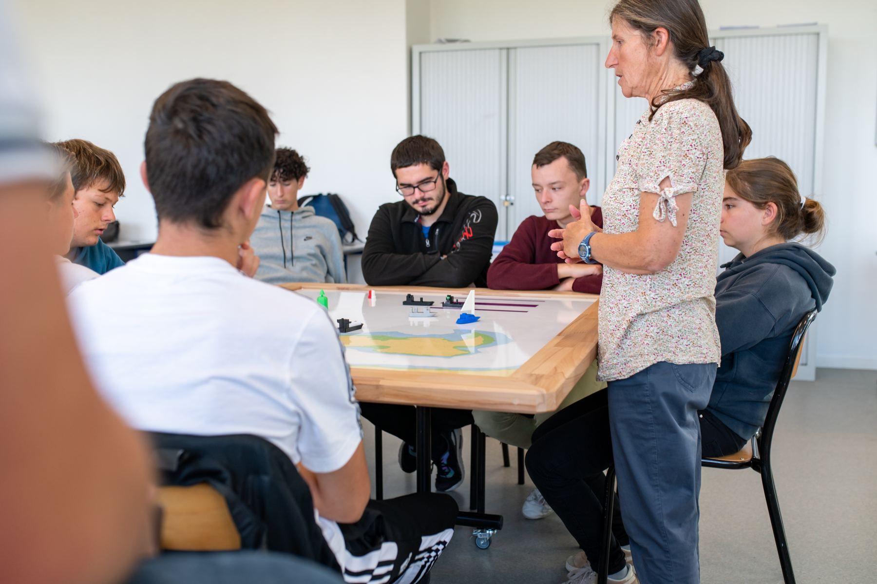 Formatrice présentant une situation à la classe