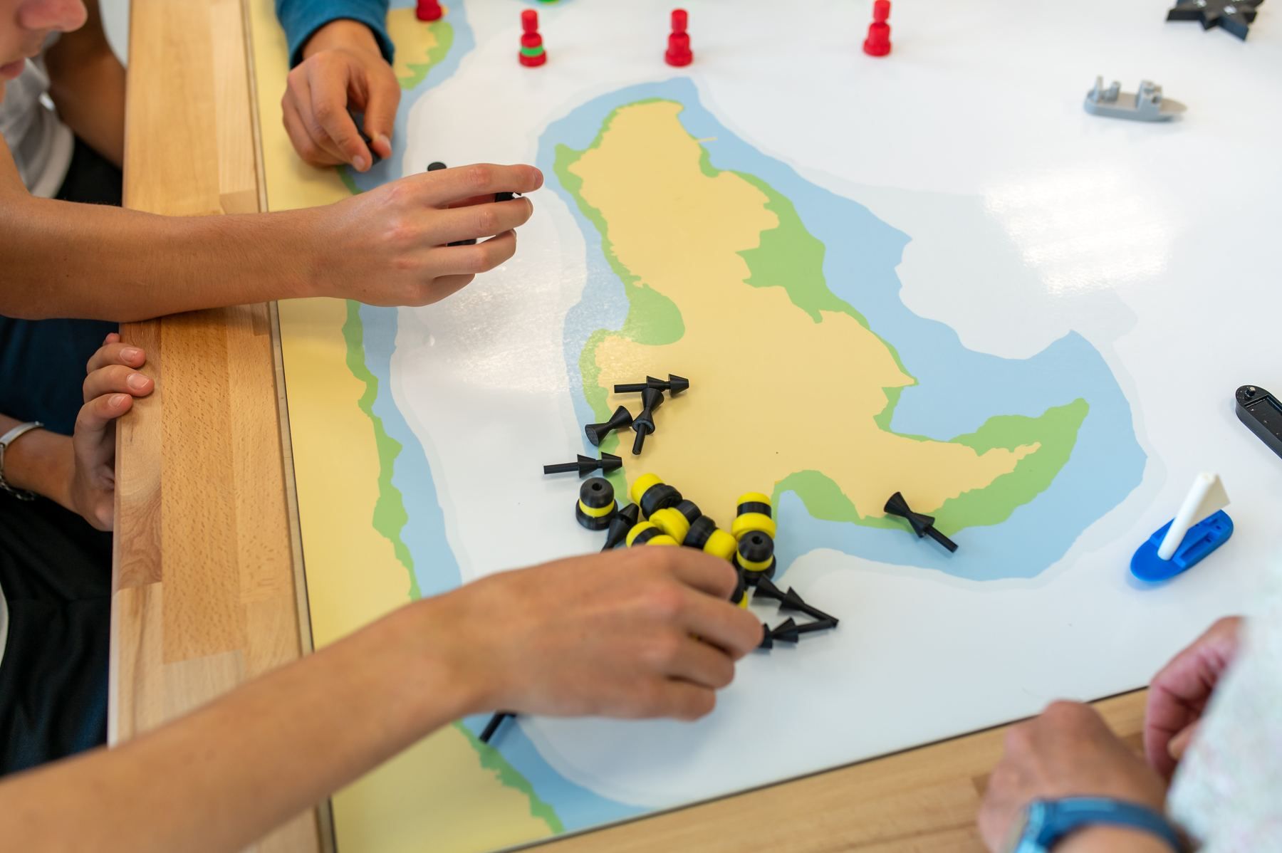 Marques cardinales jaunes et noires sur la carte du plateau