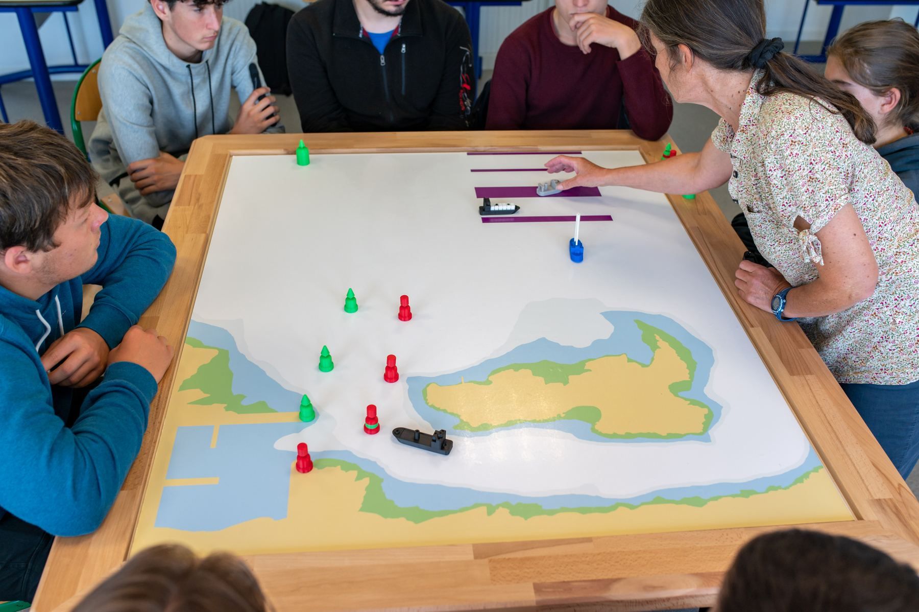 Élèves et formatrice autour du plateau Nauticademy