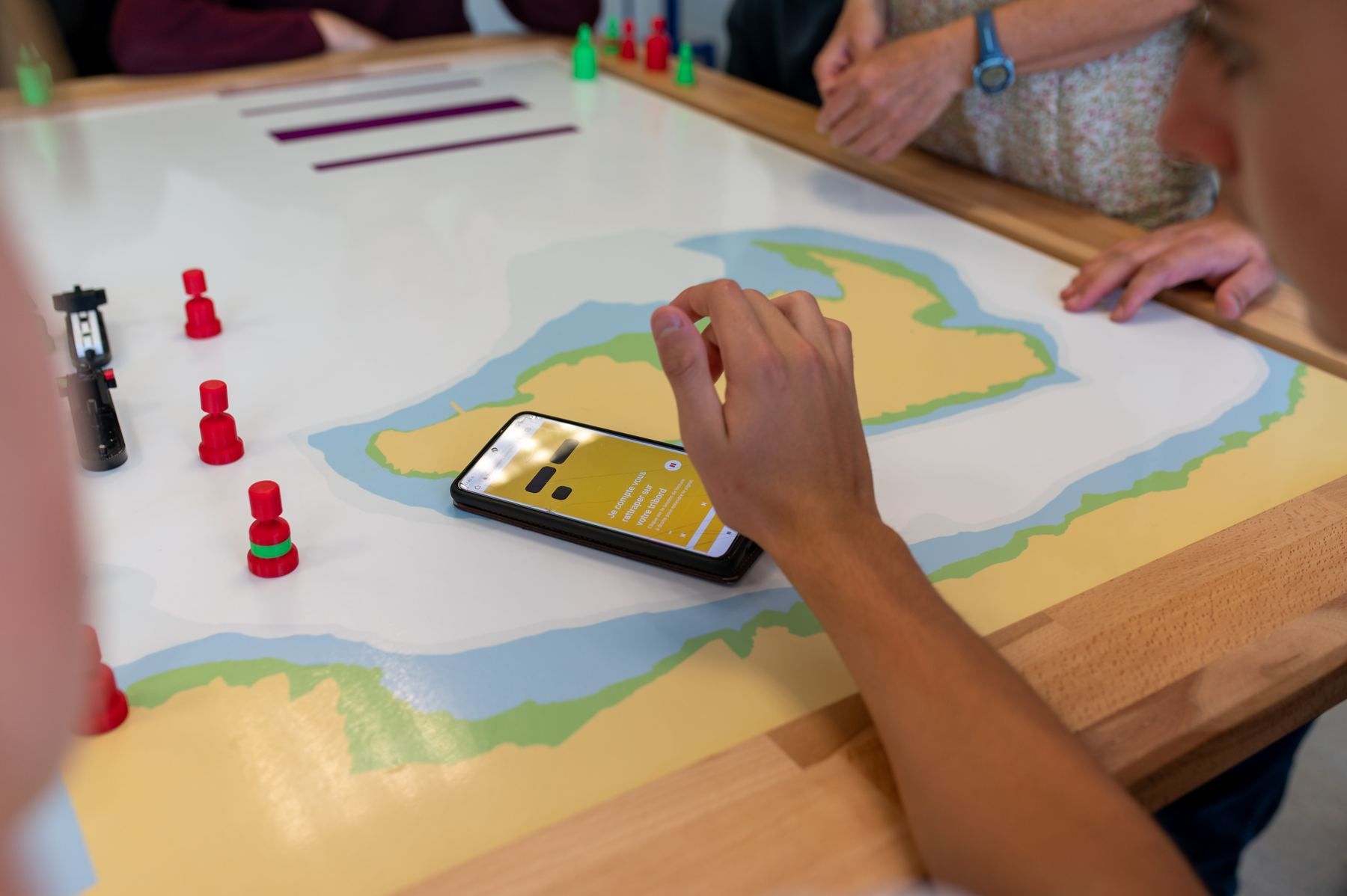 Smartphone posé sur le plateau au-dessus d'une pièce connectée